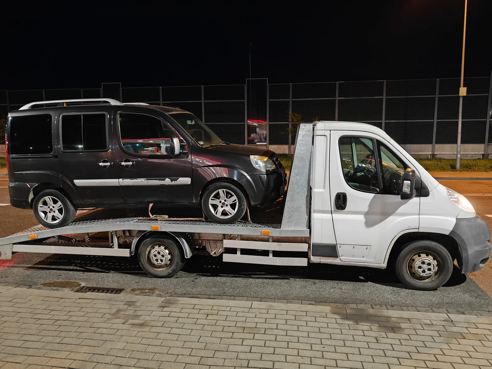 Nocna pomoc drogowa i transport samochodu autolawetą